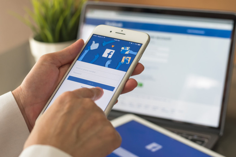 facebook telefon retea sociala