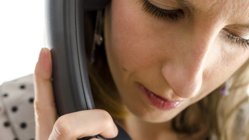 femeie vorbind la telefon