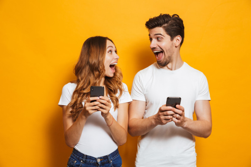 fata baiat smartphone fericiti shutterstock_1146012125