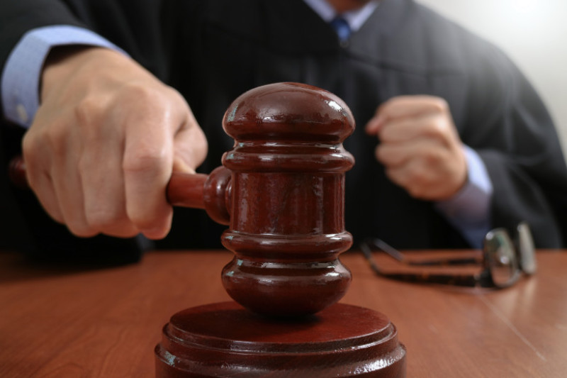 ciocan judecator sentinta shutterstock_564012475