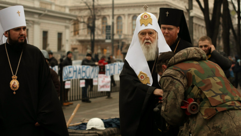 Euromaidan_activist_kisses_the_hand_of_Filaret,_the_Patriarch_of_Kyiv