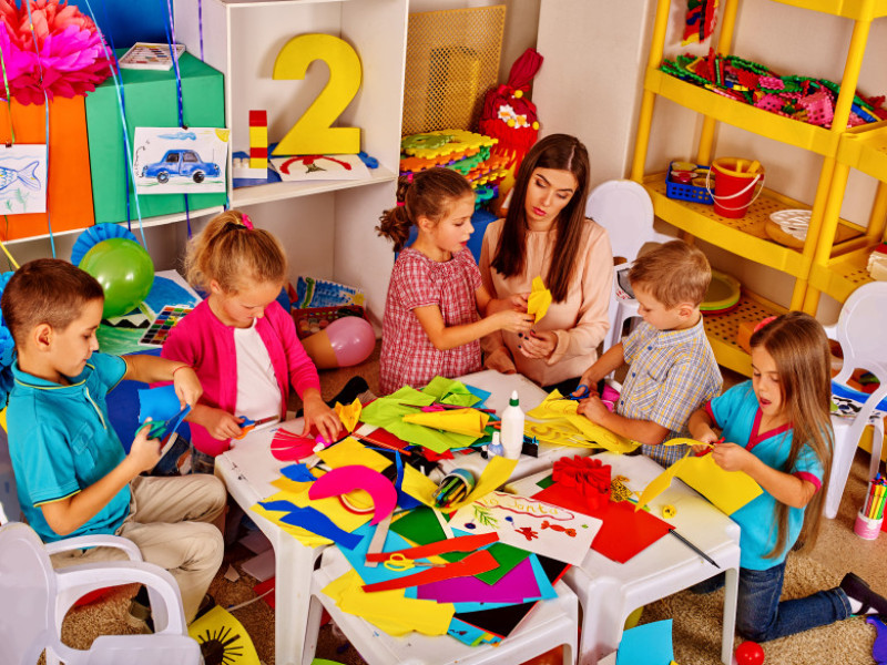 copii gradinita educatoare shutterstock_526317046 (1)