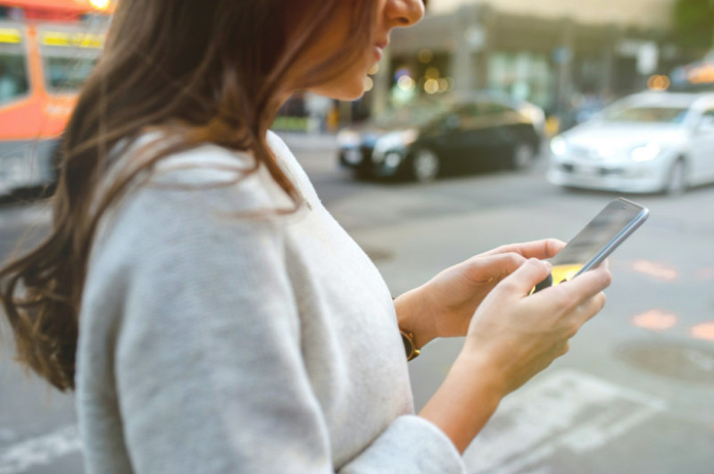 femeie smartphone uber