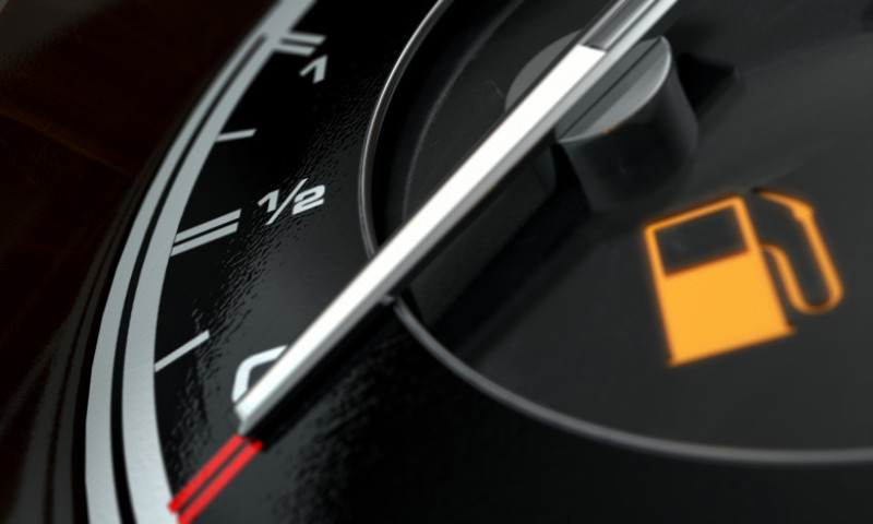 indicator bord masina combustibil shutterstock_526328944