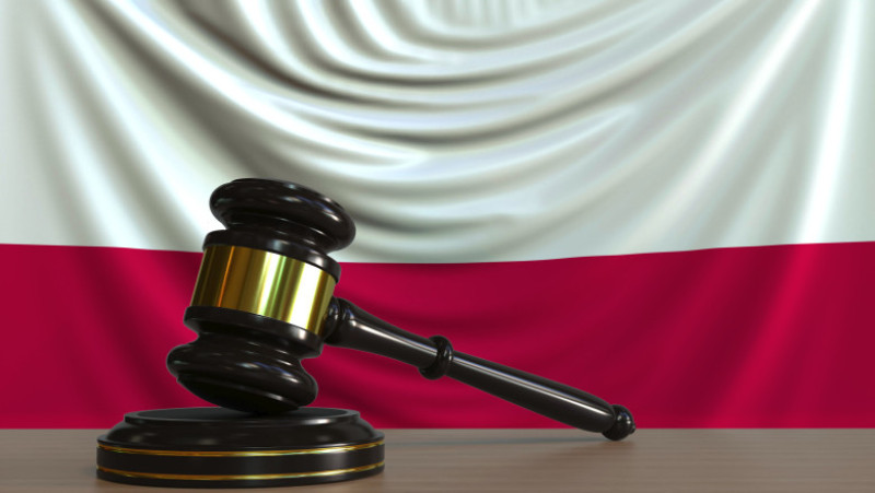 ciocanel judecator polonia shutterstock_1074390620