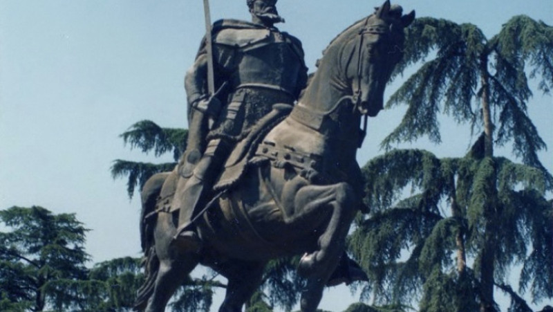 monumentul skanderberg tirana