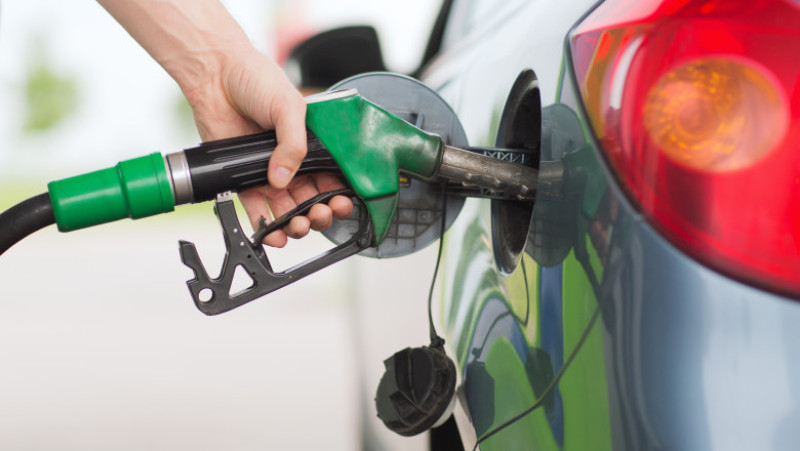 pompa de benzina alimentare masina shutterstock_154471376