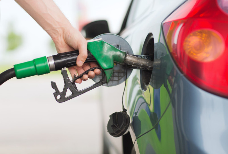 pompa de benzina alimentare masina shutterstock_154471376