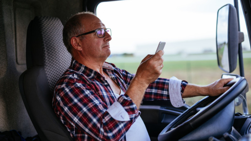 sofer camion tir telefon la volan_shutterstock_496149184