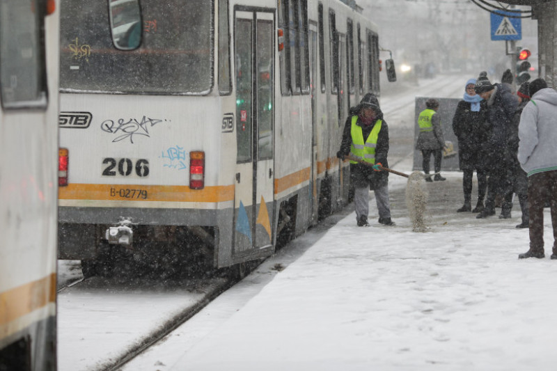 tramvai stb cod galben vremea meteo iarna ninsoare_inquam photos octav ganea (2)