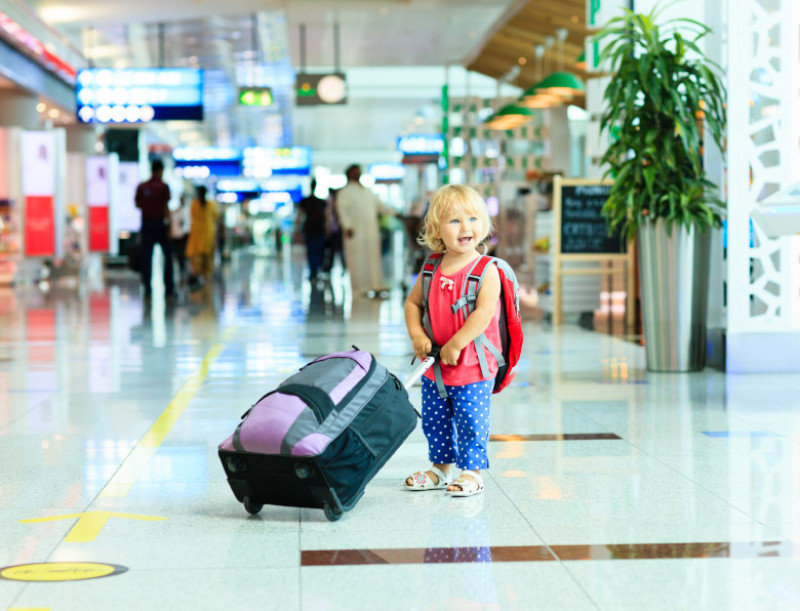 fetita-aeroport-geamantan-bagaje-shutterstock_295137992