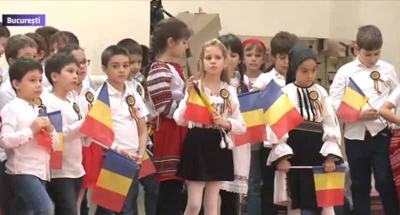 copii costume populare steaguri