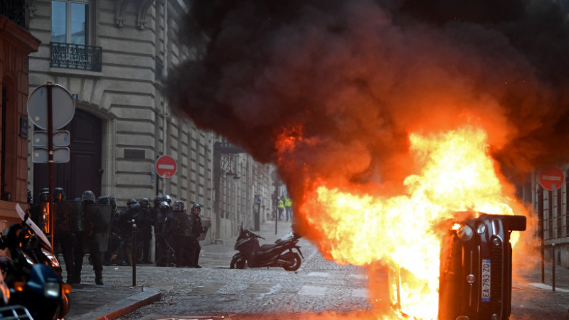'Yellow Vests' Return to Paris Streets