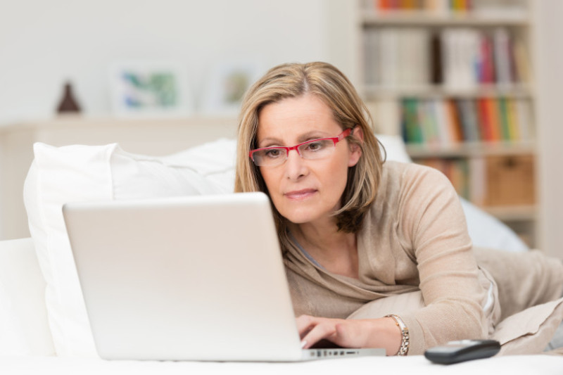 femeie la laptop shutterstock_192268793