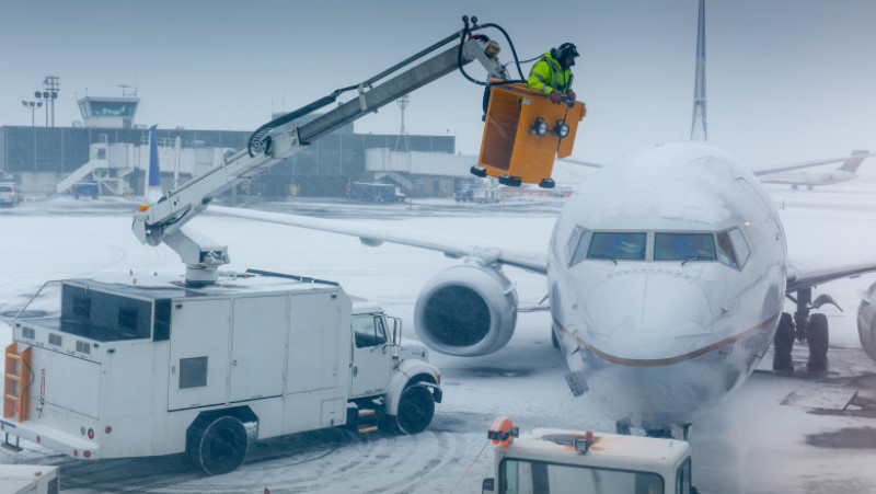 avion zapada pista aterizare aeroport intarziere