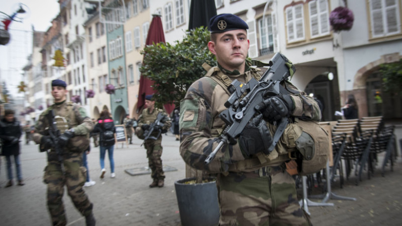 militari-strasbourg-targ-de-craciun-GettyImages-1072130270.jpg