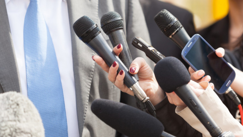 declaratii-politician-microfoane-presa-shutterstock_613115843