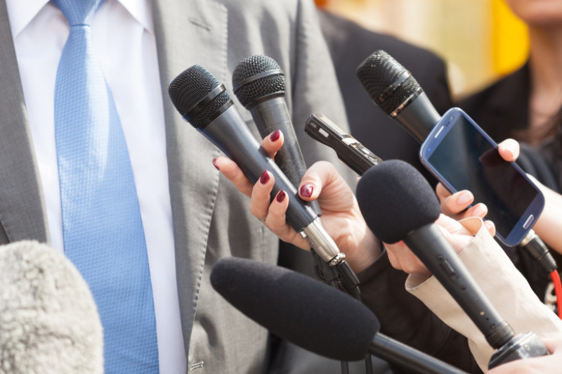 declaratii-politician-microfoane-presa-shutterstock_613115843