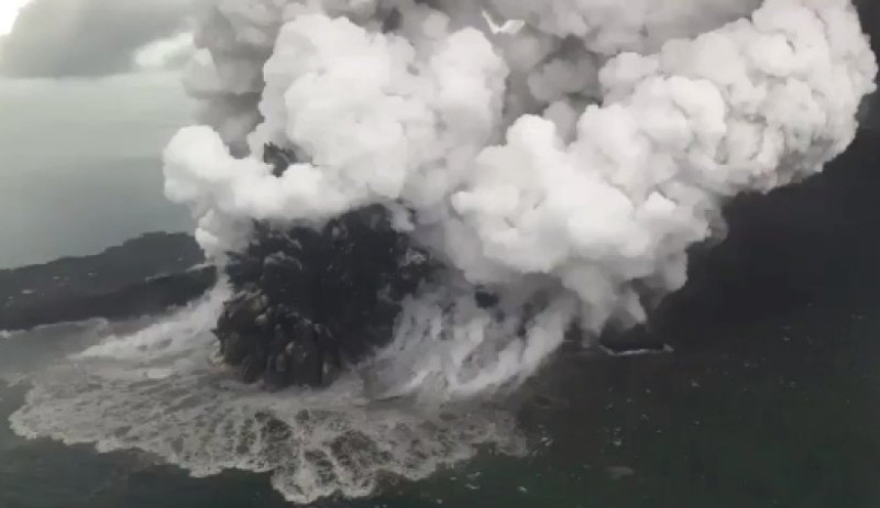eruptie-vulcan-Anak-Krakatoa
