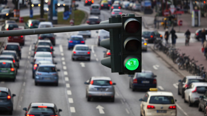 trafic oras semafor verde shutterstock_239022202