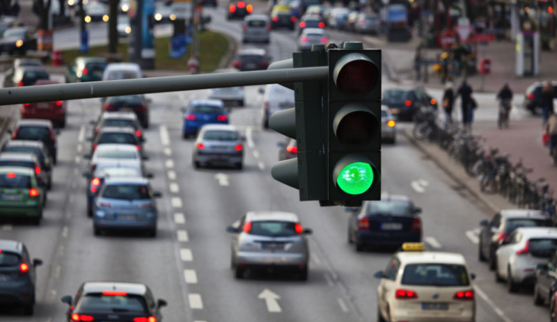 trafic oras semafor verde shutterstock_239022202