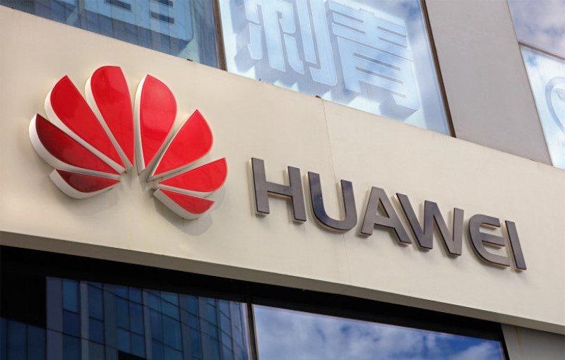 huawei logo sigla shutterstock_521206807