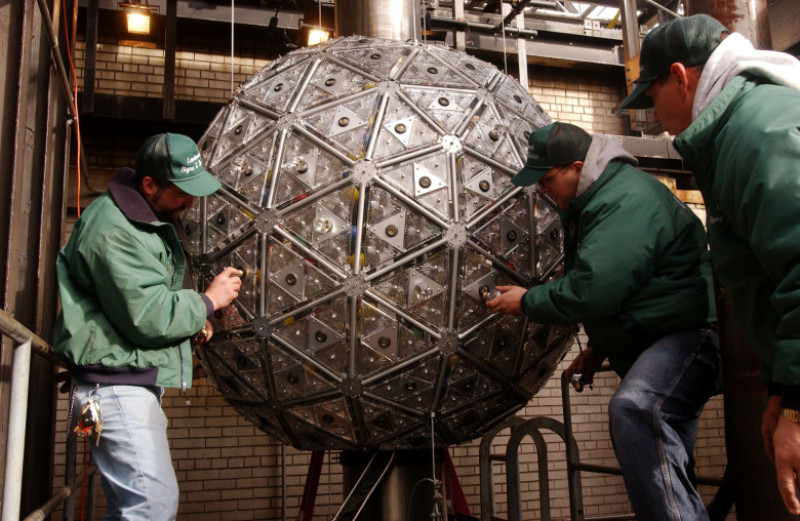 Final Lights Put Into New Years Ball