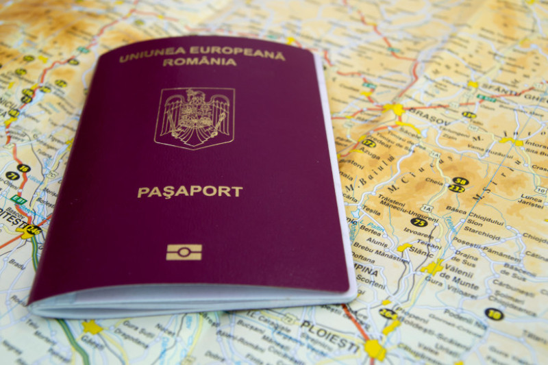 pasaport romanesc romania shutterstock_1021828147