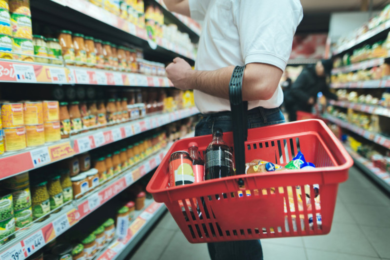 barbat la cumparaturi mancare alimente magazin supermarket_shutterstock_748789180