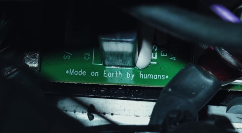 tesla in spatiu
