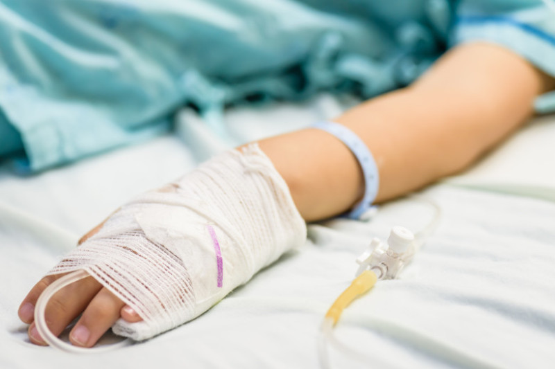mana copil fetita spital perfuzie shutterstock_788843656