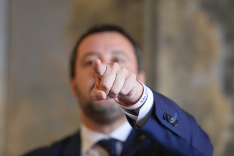 matteo salvini arata acuzator cu degetul - inquam george calin
