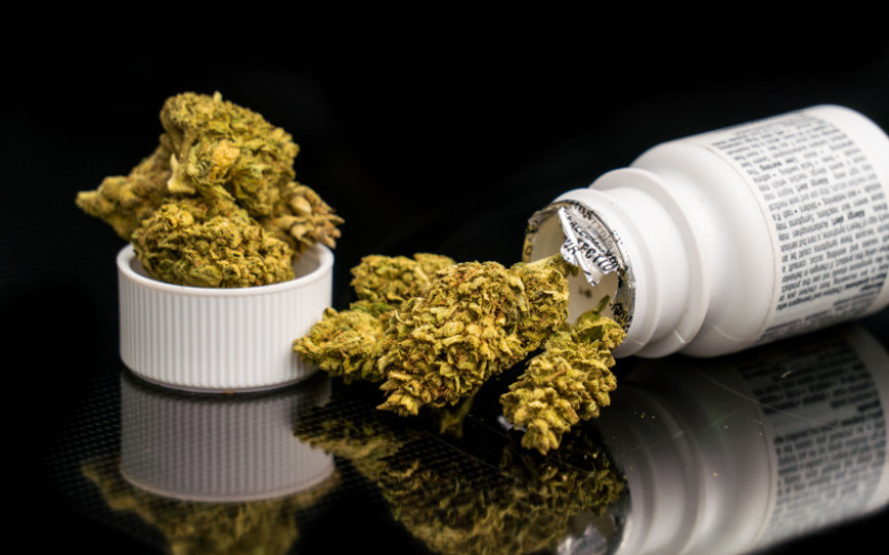canabis medicinal shutterstock_1127810768