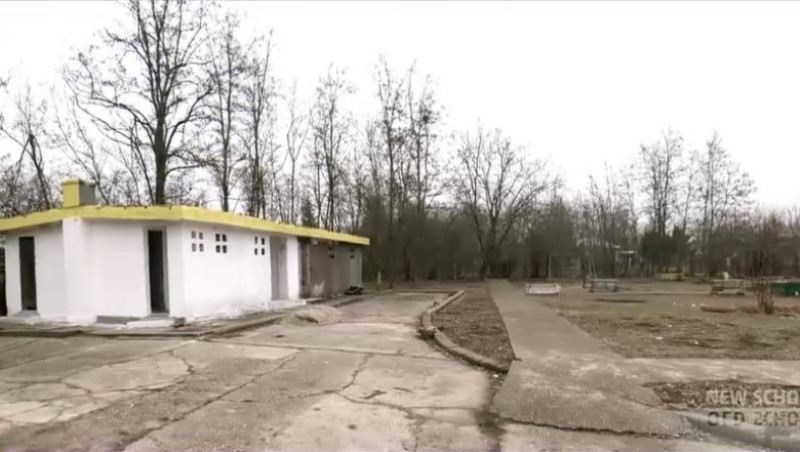 toaleta curtea scolii luptatori