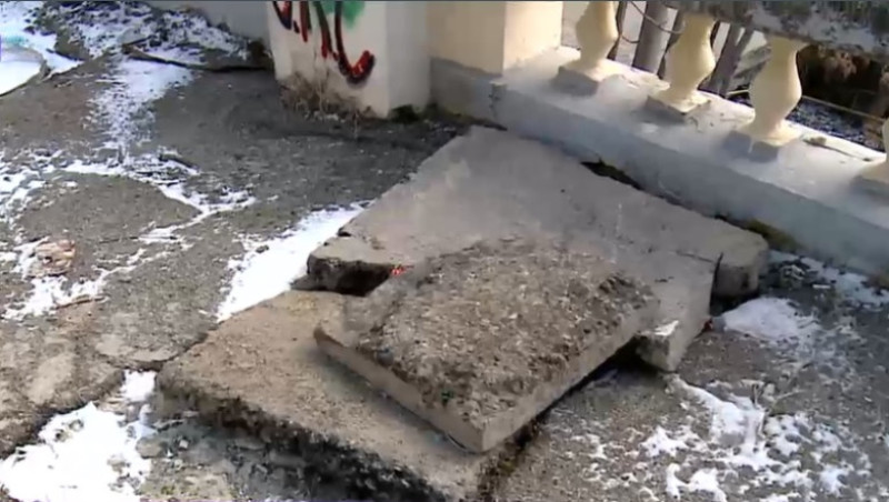 guri de canalizare astupate cu placi de beton