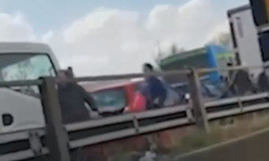 VIDEO. Momentul salvării copiilor sechestrați într-un autobuz din Italia. Șoferul a vrut să-i ardă de vii