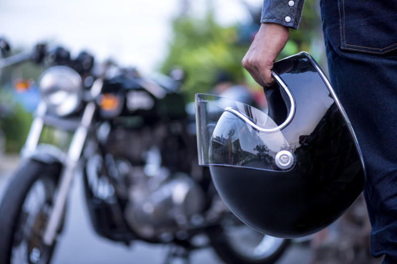 shutterstock_790661278 motociclist motocicleta casca moto