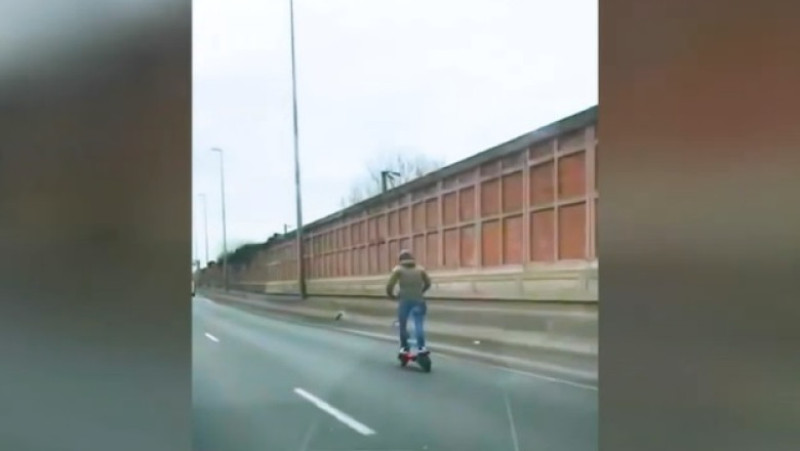 trotineta pe autostrada
