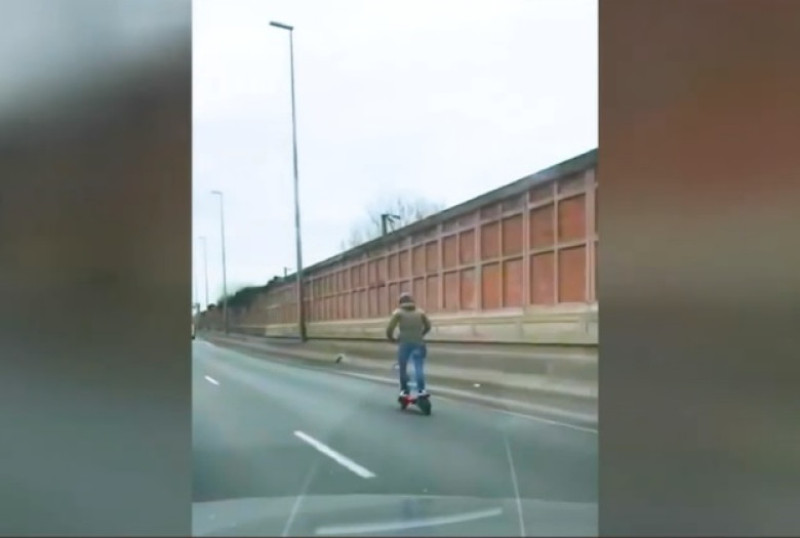trotineta pe autostrada