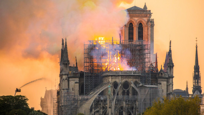 incendiu la Catedrala Notre Dame din Paris