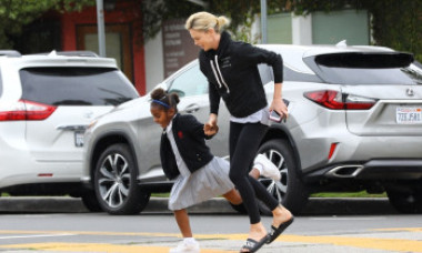"Am crezut că fiul meu este băiat, dar este fată..." Actrița Charlize Theron a explicat de ce-și îmbracă fiul în rochii