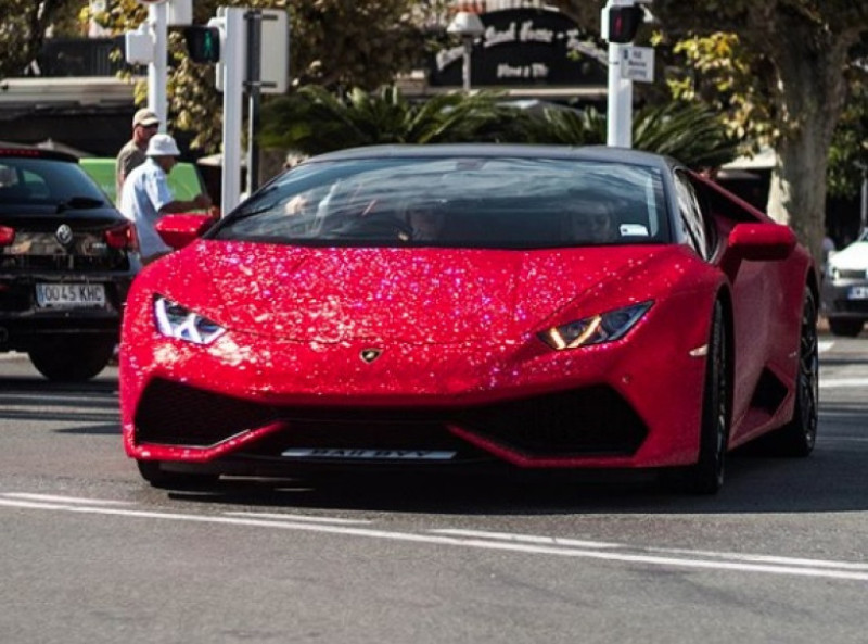 lamborghini rosu cu swaroswski - instagram