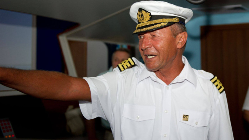 traian-basescu-uniforma-marinar-fb