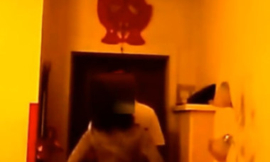 VIDEO. A descoperit că soția îl înșală după ce a uitat o cameră deschisă. Femeia avea o aventură chiar cu primarul orașului