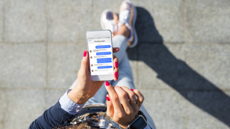 tanara telefon in mana facebook messenger_shutterstock_1043820169