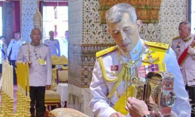 Regele Thailandei s-a izolat alături de 20 de femei. A închiriat în Germania un hotel întreg pentru haremul său Reg