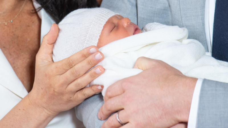 printul harry meghan markle bebelus regal
