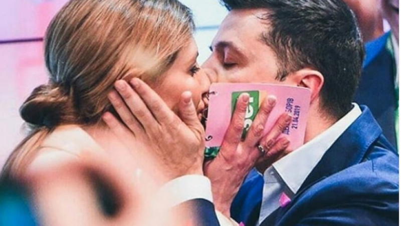olena zelenska se pupa cu volodimir zelenski - instagram