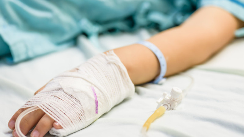 mana copil fetita spital perfuzie shutterstock_788843656