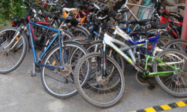 Trei biciclişti, loviţi de două maşini în decurs de jumătate de oră. Unul a fost decapitat de un şofer beat